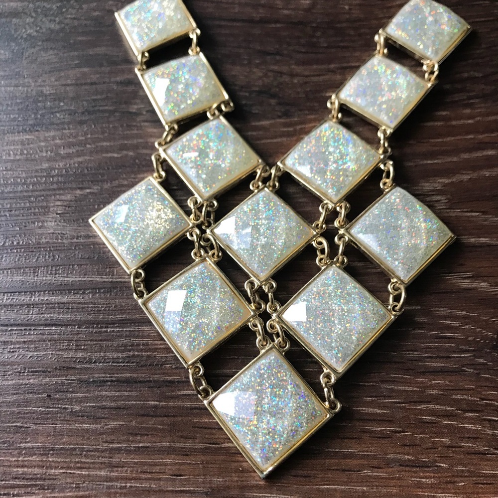 💥4/$25💥Beautiful Sparkle Grey Statement Necklace - Picture 3 of 3